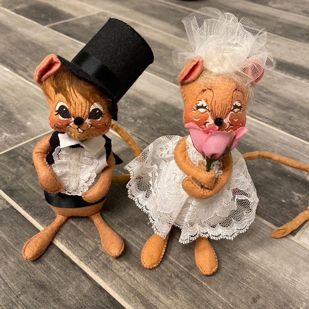 Annalee wedding dolls in great condition!!